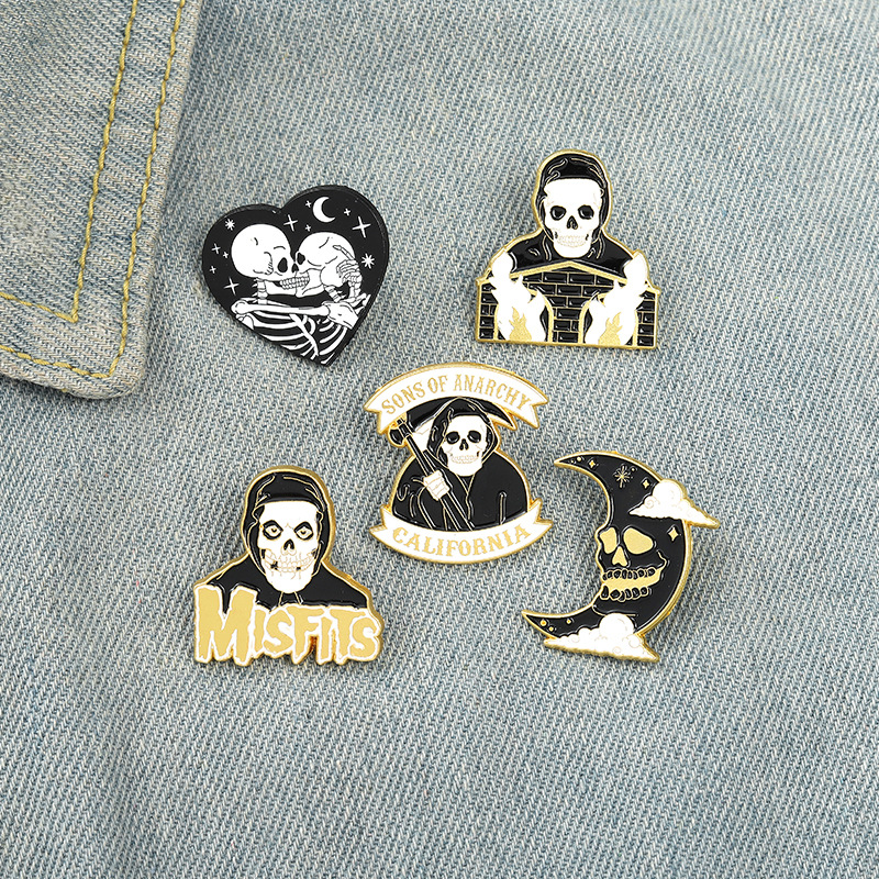 Moon, Heart Shape, Skull Pattern Unisex Gender Hip-Hop Pin Moon Heart Shape Skull Alloy Plating Unisex Brooches