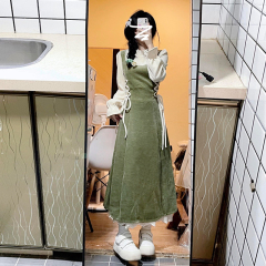 2025新型のレトロな緑の偽の2つのワンピースの子供の春秋感の新年の軍服は腰の長いスカートを収めます。