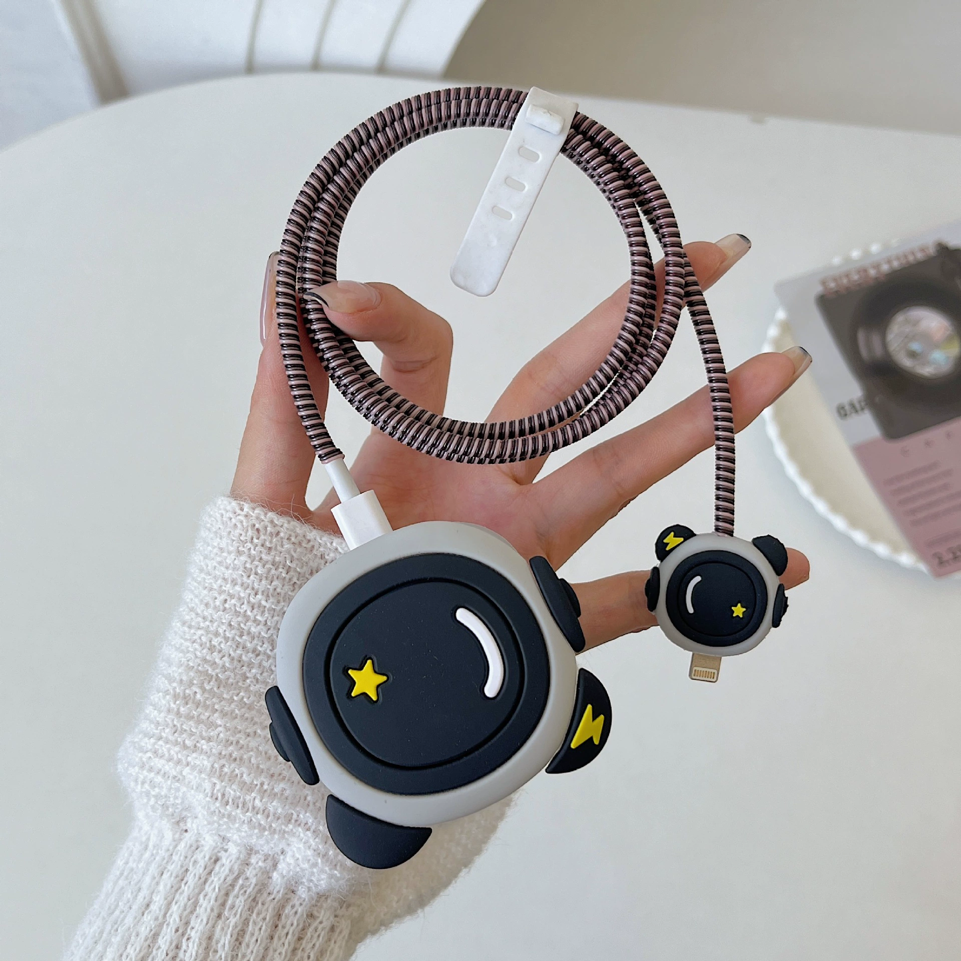 Серый электрический защитный чехол космонавта подходит для трехконтактного защитного чехла зарядной головки Apple британского стандарта мощностью 25 Вт для предотвращения повреждения линии.