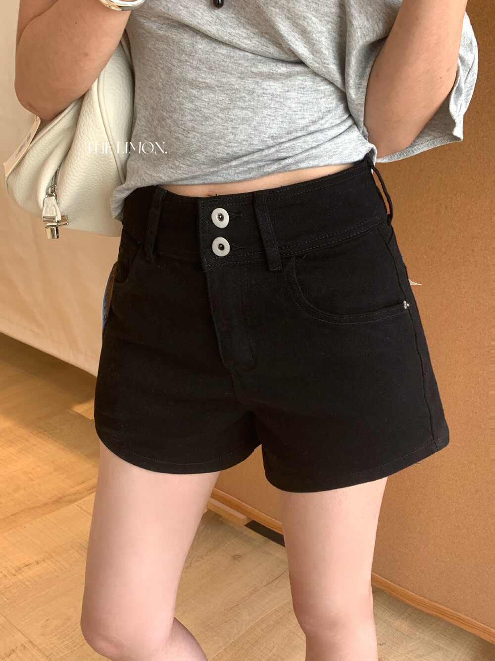 Quần short jean nữ lưng cao thiết kế hai khuy, dáng ôm gọn, phối màu cơ bản — màu đen, trắng ngà, màu kaki chi tiết 20