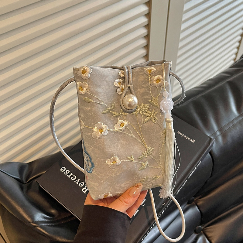 New Chinese-style women's bag 2026 new trendy spring-summer niche embroidered shoulder bag super popular crossbody phone bag