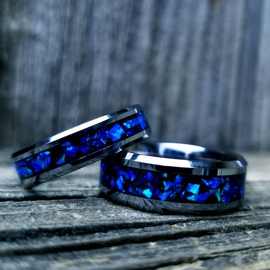 蓝色蛋白石戒指。碳化钨戒指镶嵌紫罗兰火蛋白石和萤石镶嵌