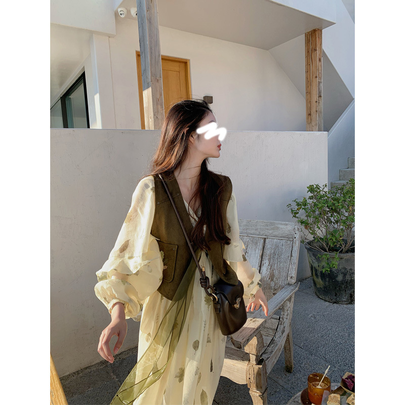 设计感麂皮绒绣花短款小马甲女春2023新款学院风时尚百搭坎肩上衣 pic 6