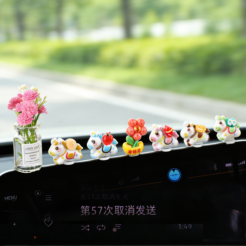 2026 nuevo automóvil caballo zodíaco mini adornos ricos ricos ponies decoración de consola central