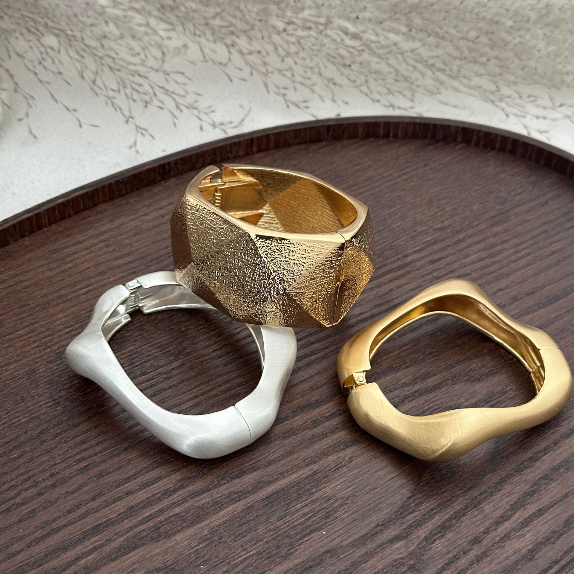 65g Weight Bangle Classification Alloy Chain Material 1 Piece Quantity Casual, Daily Occasion Alloy Material Solid Color Pattern Women's Gender Plating Design Elegant, Vintage Style Style Coffee, Gold Color Elegant Vintage Style Solid Color Alloy Wholesale Bangles 12