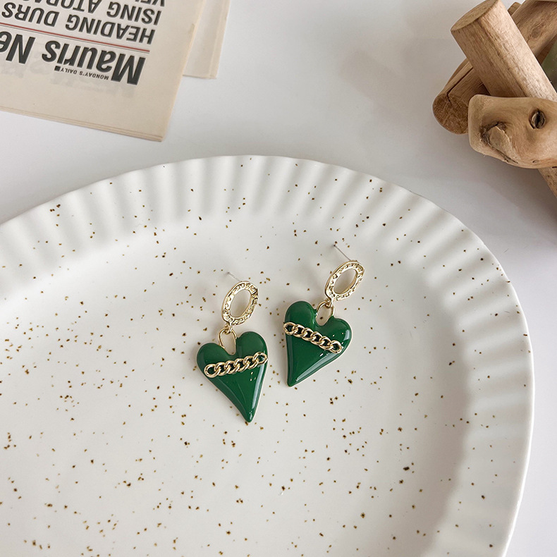 Retro Green Heart Chain Earrings Wholesale display picture 4