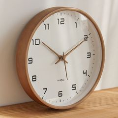 北欧の時計は日本式の壁に飾られています。