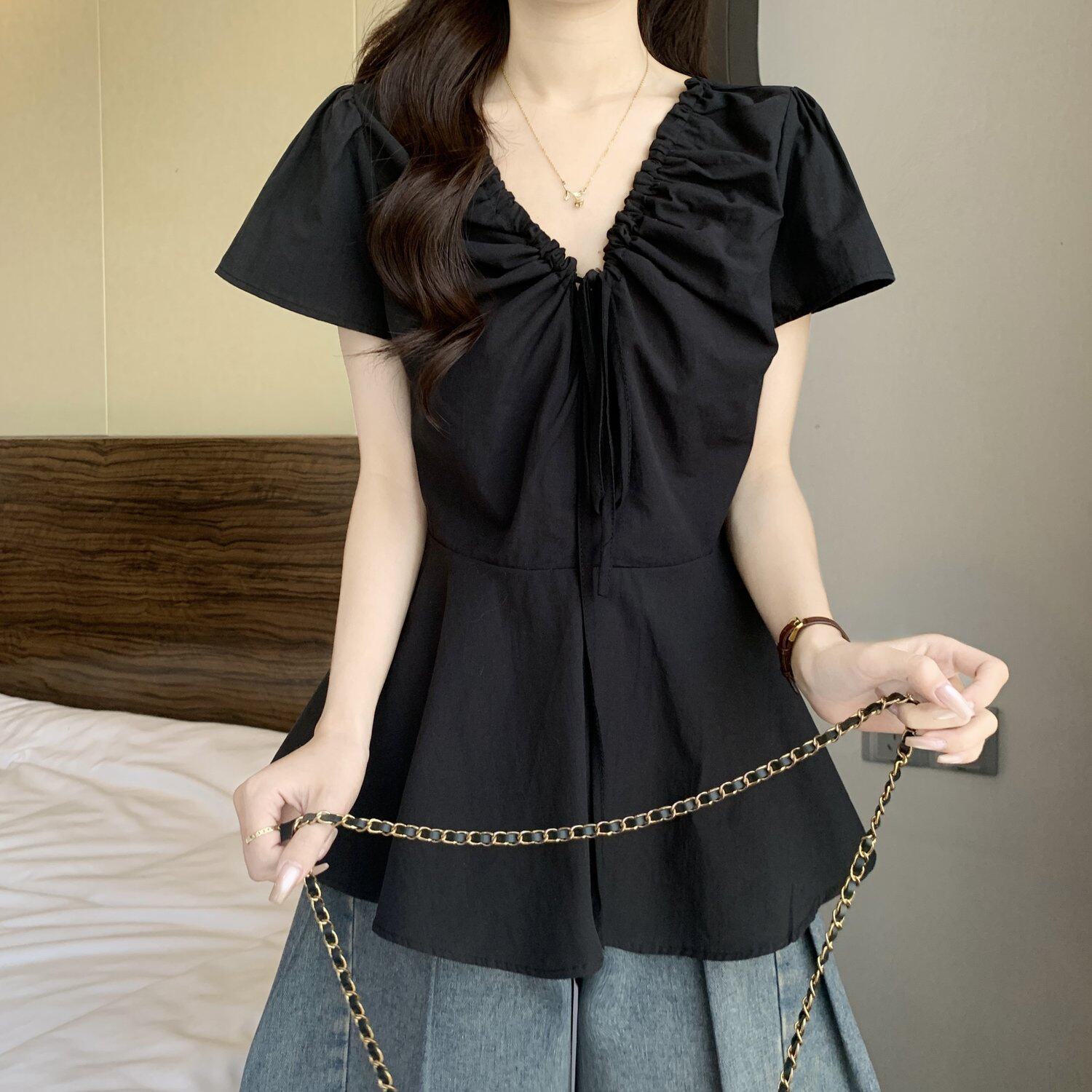 Áo thun nữ cổ V tay ngắn thiết kế dây rút eo — màu đen chi tiết 10