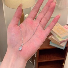 女性用のシンプルなウォータードロップジルコンネックレス、軽い高級感、ニッチなハイエンドの鎖骨チェーン、優しい気質、多用途のネックレスアクセサリー