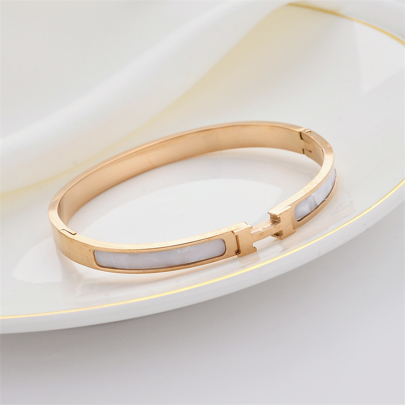 Brazalete de acero de titanio para mujeres no desvanecerse pulsera de letras de alta versión transfronteriza venta caliente chapado en oro 18K joyas de acero inoxidable al por mayor