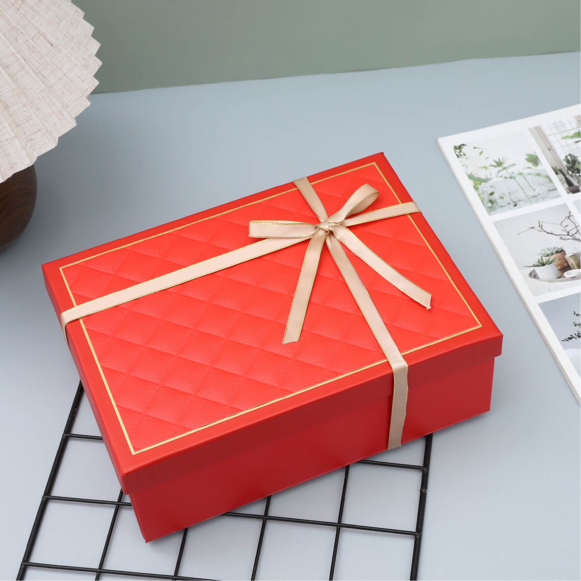 Caja de regalo plegable al por mayor Caja de regalo de la cubierta del cielo y la tierra Caja de embalaje de la cubierta del cielo y la tierra plegable de una pieza Fiesta del arco