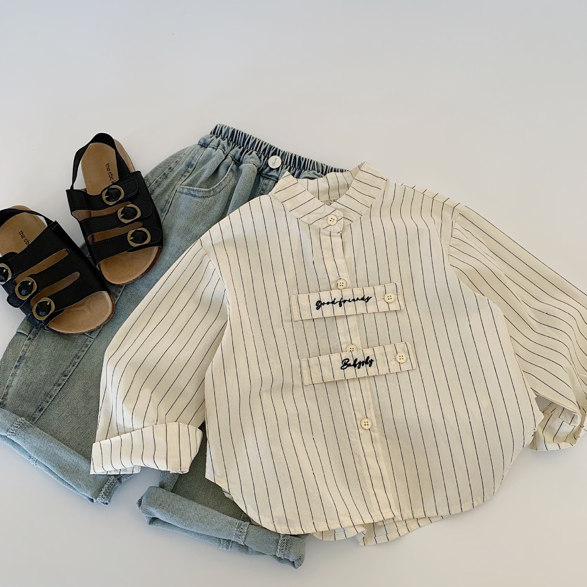 Camisas infantiles de Mai Bao 2025 otoño para niños Camisas casuales bordadas a rayas para niños de media edad, camisas coreanas de moda