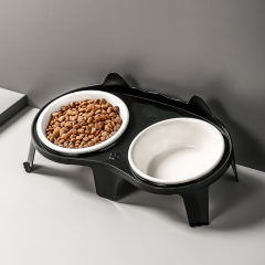 猫の食器と陶磁器の碗を食べて、黒い水を飲んで食事をします。