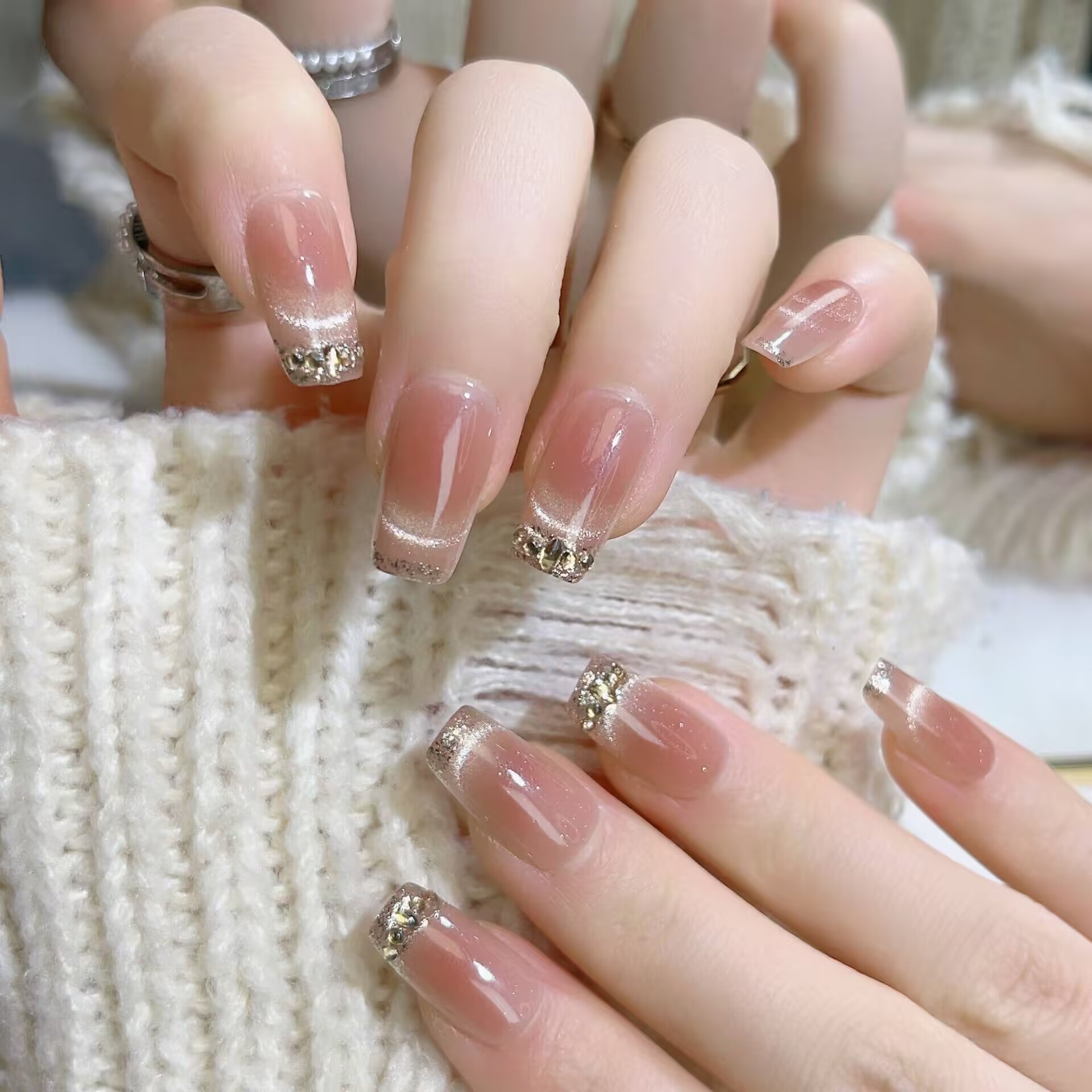 Uñas postizas francesas con diseño floral dorado, estilo ojo de gato, cortas y desmontables, producto de alta gama para arte de uñas 2026.