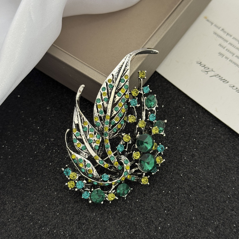 European and American Hollow Leaf Brooch Sweater Jacket Cardigan Suit Brooch Corsage Women's Elegant Accessories Wholesale