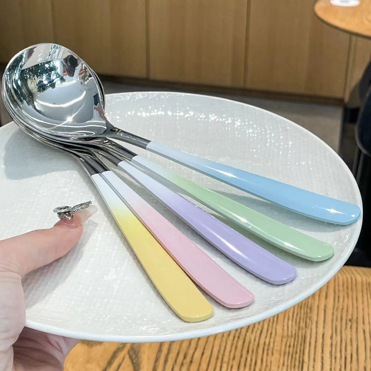 그라데이션 다채로운 고급 스테인레스 스틸 스푼 가정용 학생 성인 스푼 라운드 스푼 고급