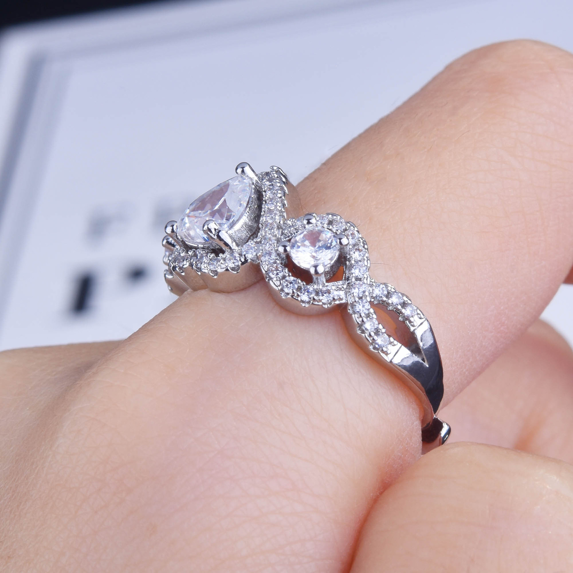 New Niche Design Heart-shaped Ring Inlaid With Diamonds Light Luxury Open Ring Female display picture 4