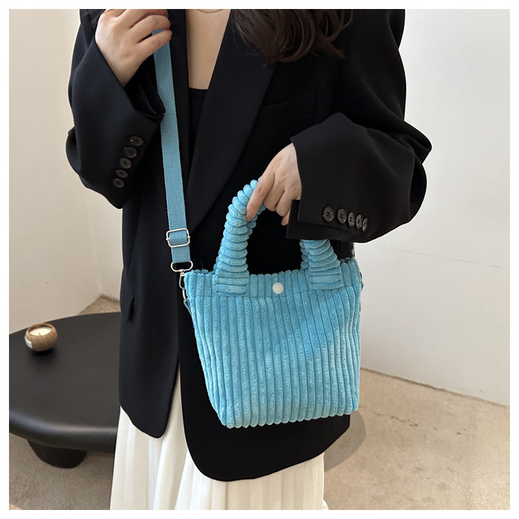 2025 New niche and fresh bucket bag, cute, fashionable and casual crossbody bag, versatile solid color handbag wholesale undefined