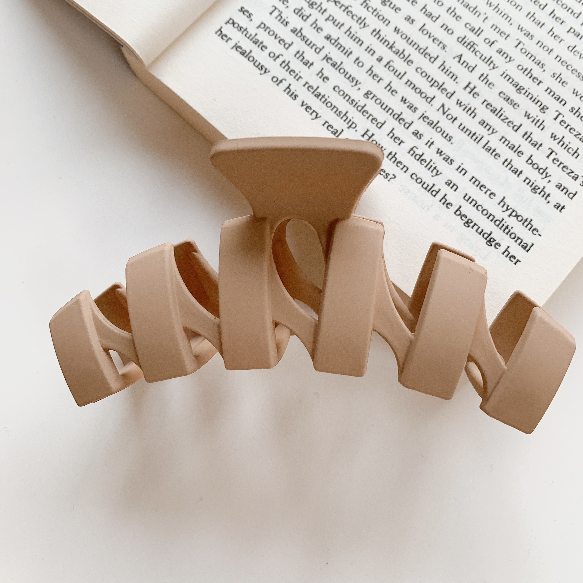 Leche marrón captura clip neto rojo 2022 Nueva horquilla trasera cabeza captura de pelo grande tiburón clip tocado horquilla para las mujeres