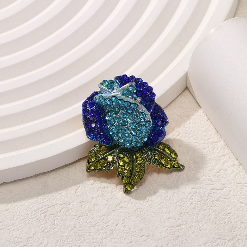 Elegante spilla a fiore camelia con strass per donna_voghion.com