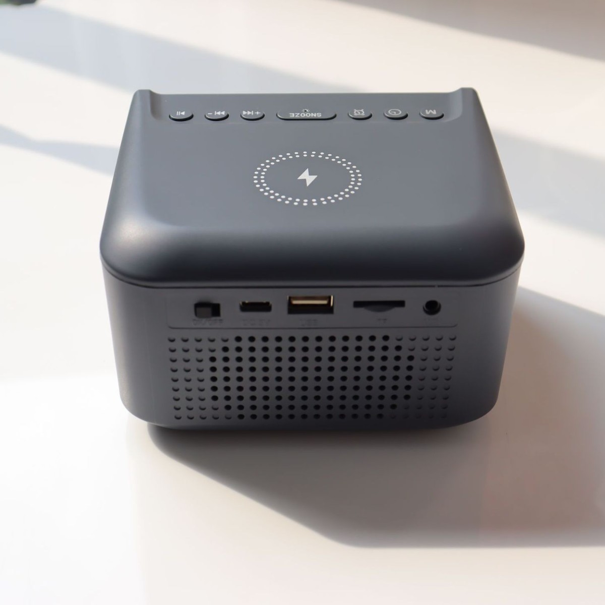 Carga inalámbrica Reloj de altavoz tres en uno Carga inalámbrica HF18W Audio multifunción Bluetooth Regalo de hotel para el hogar