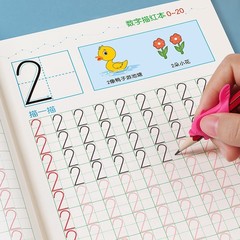 幼稚園の数字は赤い本を描きます。子供は字を練習します。