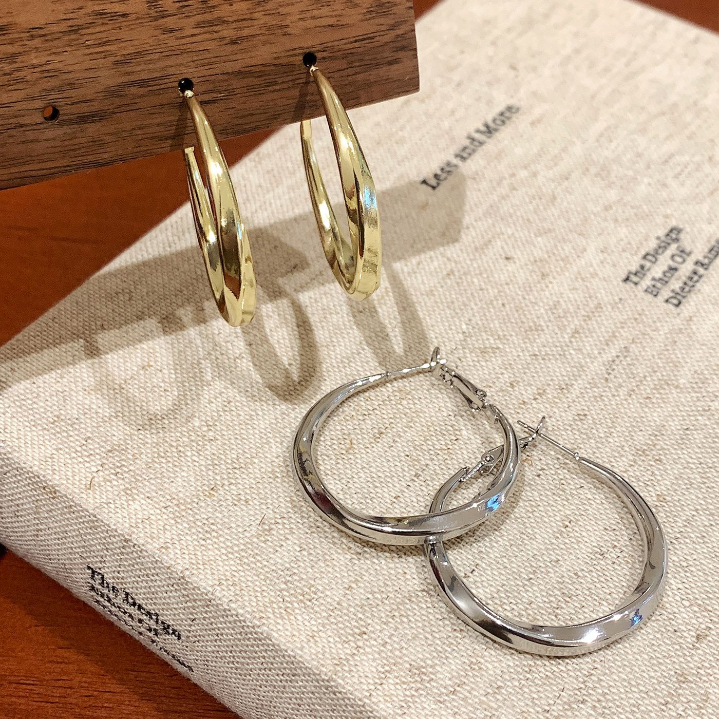 European and American Gold and Silver Twisted Large Earrings for Women, Silver Needle Minimalist Style Niche High-End Fashion Popular Earrings