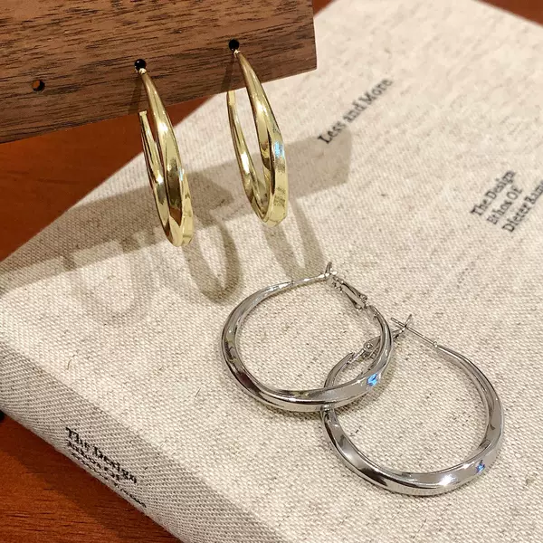 European and American Gold and Silver Twisted Large Earrings for Women, Silver Needle Minimalist Style Niche High-End Fashion Popular Earrings