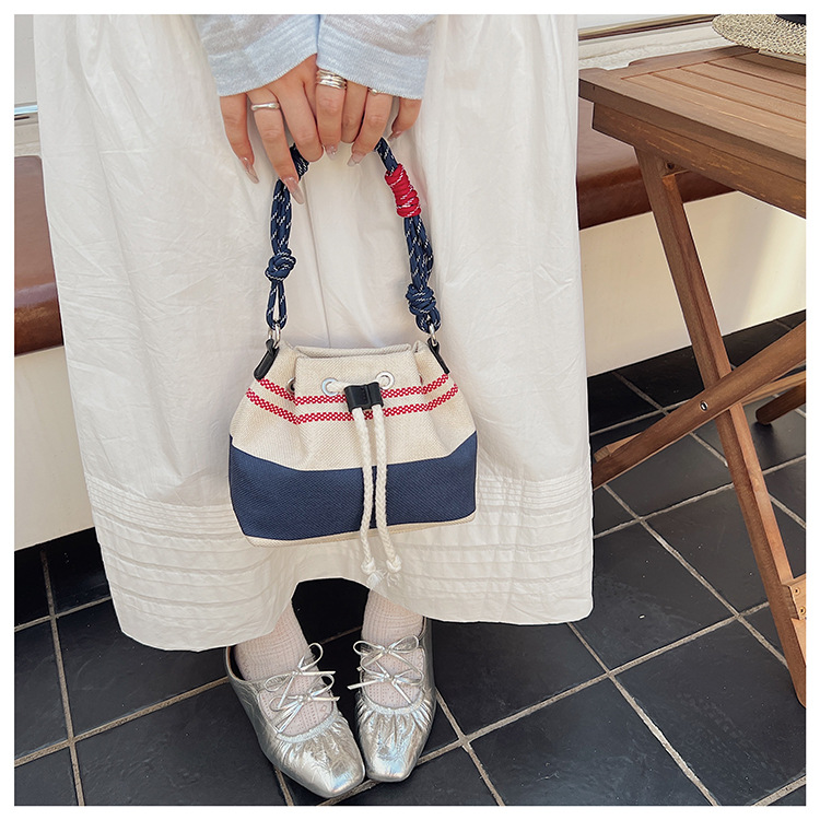 This year, the popular niche design bags are the 2025 new women's versatile canvas crossbody bag and the color-blocking hand-held bucket bag undefined