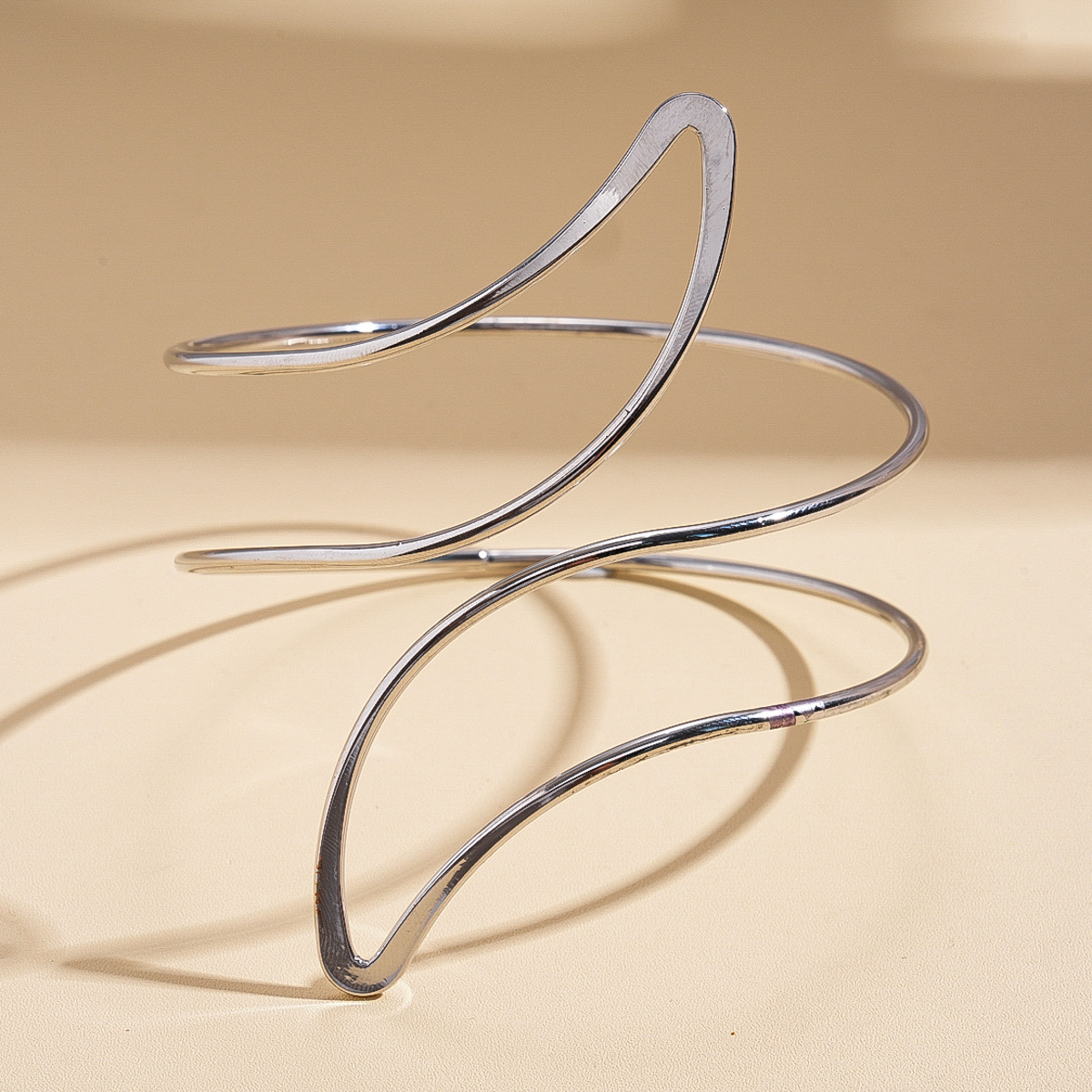 Europa y los Estados Unidos metal línea irregular de hoja hueco brazalete de apertura nicho transfronterizo de alta sensación joyería para mujeres image 8