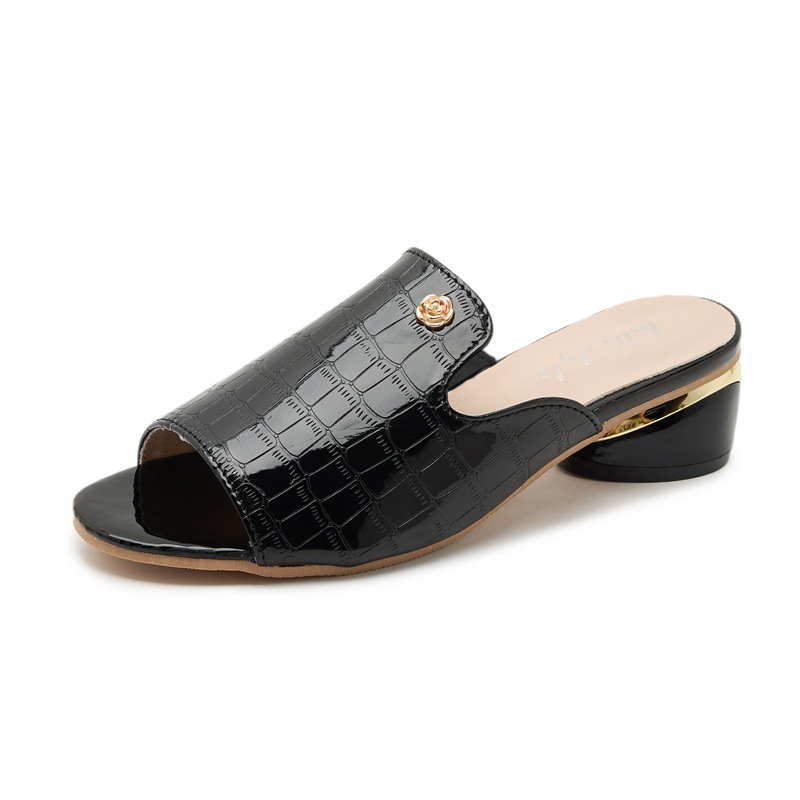 Spot 2026 nuevas zapatillas de verano para mujeres, tacones gruesos, piel de pez laqueada, boca de pez, zapatillas de madre, zapatillas de mujer de tamaño grande
