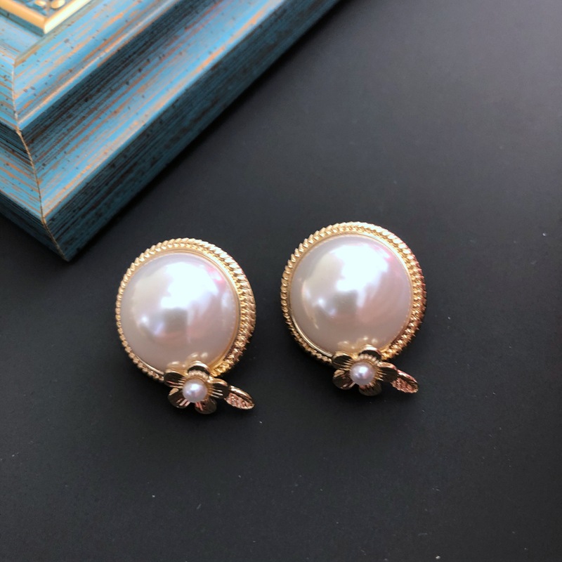 White Pearl Retro Flower Earrings display picture 9