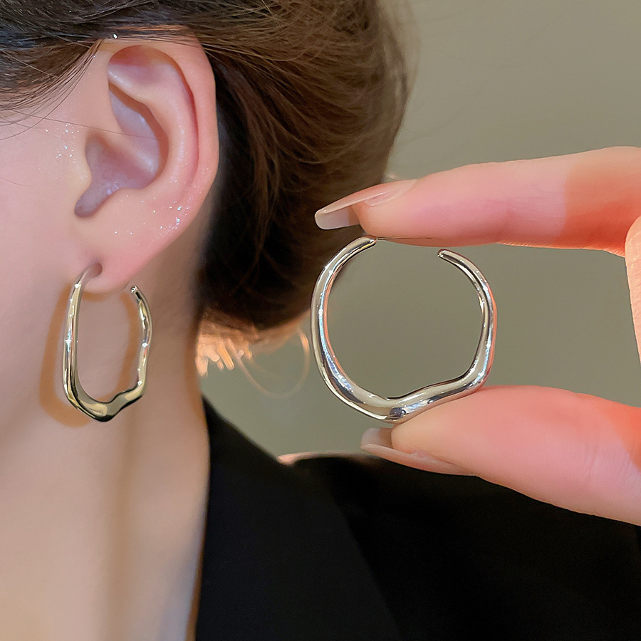 Pendientes ovalados simples de aguja de plata Pendientes de tendencia de personalidad transfronteriza europea y americana Pendientes de diseño de todo fósforo de nicho al por mayor