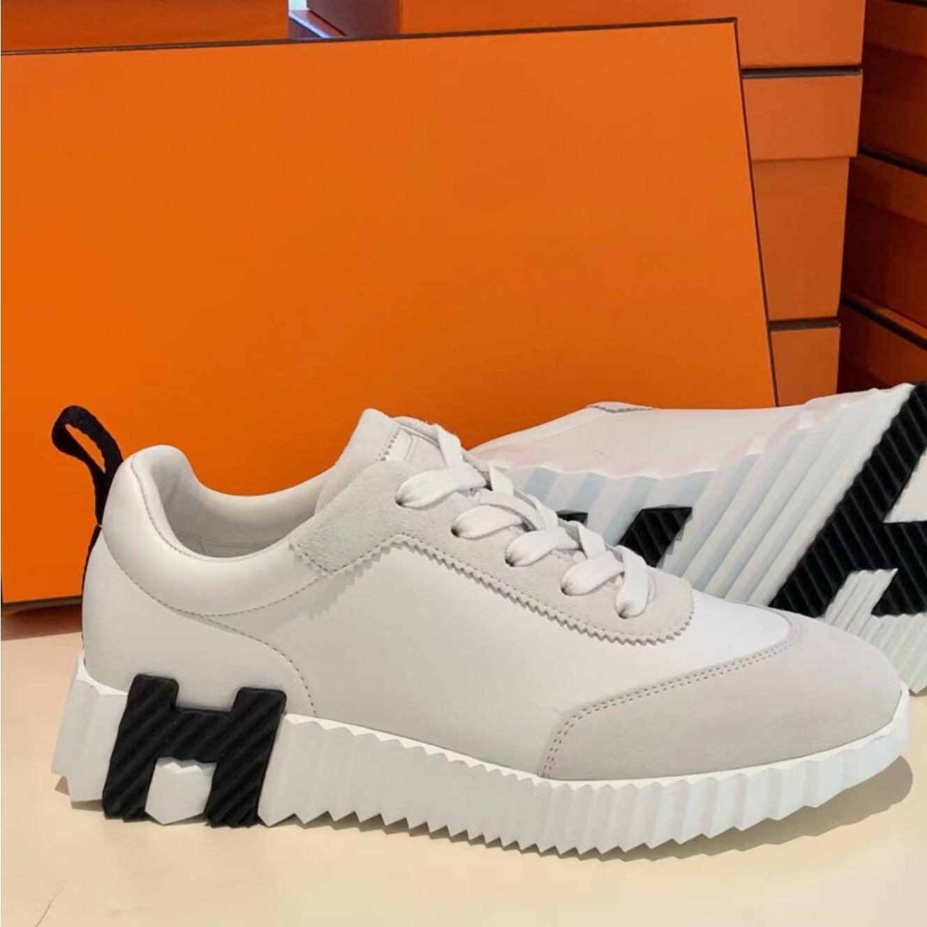 Versión de piel de vaca ~ H color a juego zapatos blancos mujer 2025 nueva versión de cuero punta redonda con cordones zapatos casuales de pareja plana