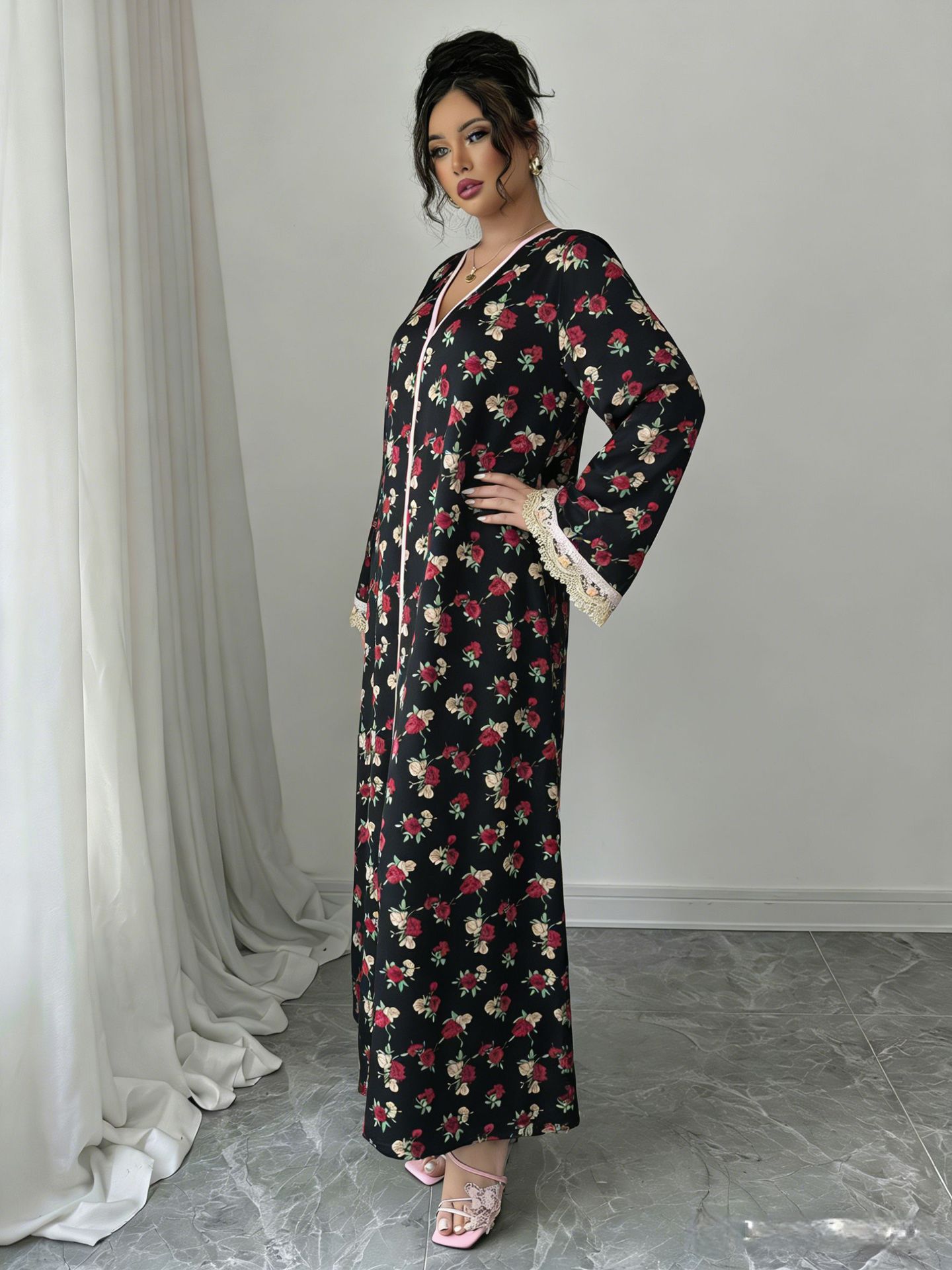 Elegant muslimsk klänning med v-ringning och spetsbroderi_voghion.com