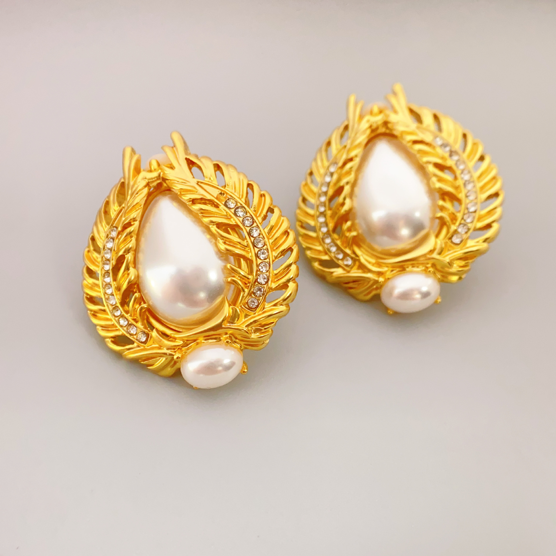 Retro fashionable stone inlay pearl