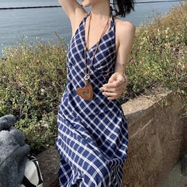 复古格纹挂脖连衣裙女2026夏季辣妹度假风收腰显瘦气质吊带长裙子