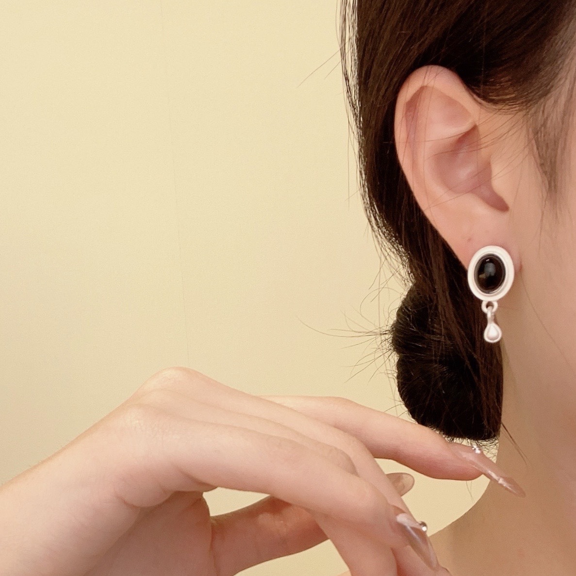 Matte black earrings, cat's eye