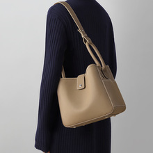 包包女士2025新款斜挎女包真皮菜篮子大容量单肩通勤水桶包