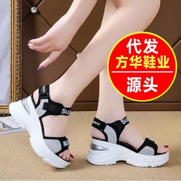 2026 nuevos zapatos de tacones de pendiente de verano aumentan la altura de la parte inferior de la moda de sandallas de playa antideslizantes