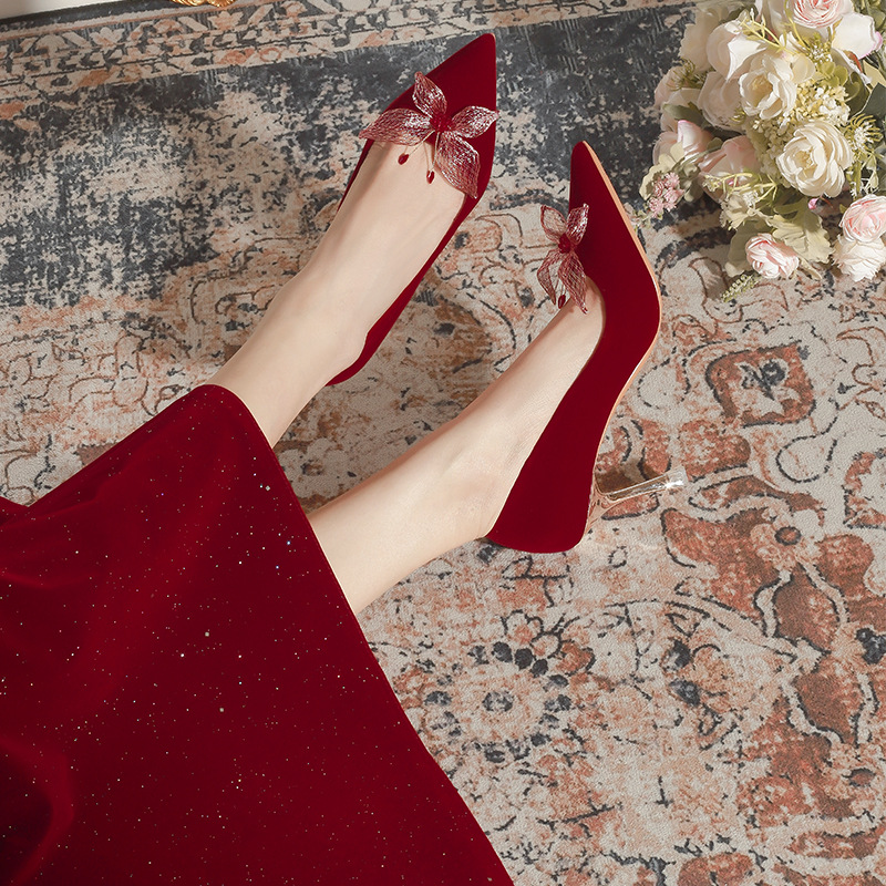 Hochzeitsschuhe Xiuhe Hochzeitskleid Zwei trägt Brautschuhe Frühling und Sommer Blume dünne Absätze rote spitze High Heels weiblich_voghion.com