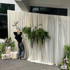 シャンパンのミルクのシルクの結婚祝いの弾力布の韓国式のクリームの風の天井のテントの結婚式のガーゼのカーテンの背景の布は布のカーテンを飾ります。