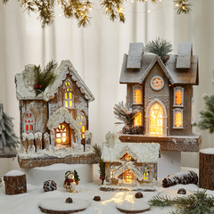 クリスマスの新しいヨーロッパ風の創意雪の家が光る木屋はデパートのショーウインドーの祝日のシーンを飾って部屋を飾ります。