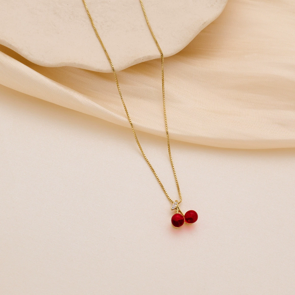 Легкая экстравагантная титановая сталь нишевые цепи красная вишня кулон ожерелье женский 2024 новый темперамент лето чувство шеи