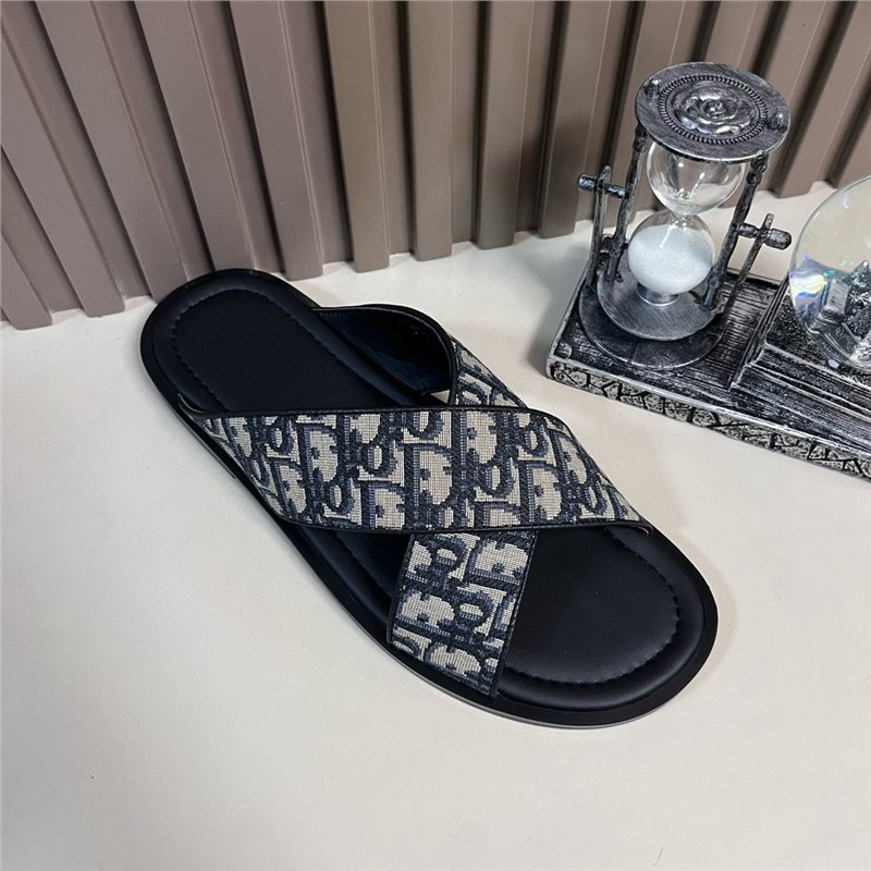 Estación europea 2025 chanclas de verano para hombres, sandalias y zapatillas de moda para hombres de marca de moda, sandalias de un solo carácter fuera de la playa