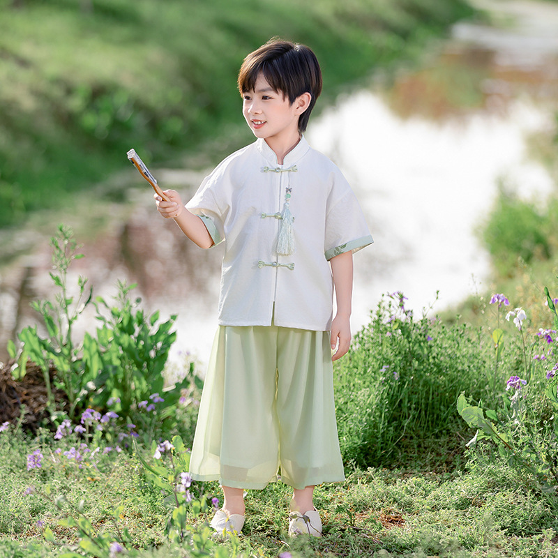 소년 정장에는 펜던트가 함께 제공됩니다.