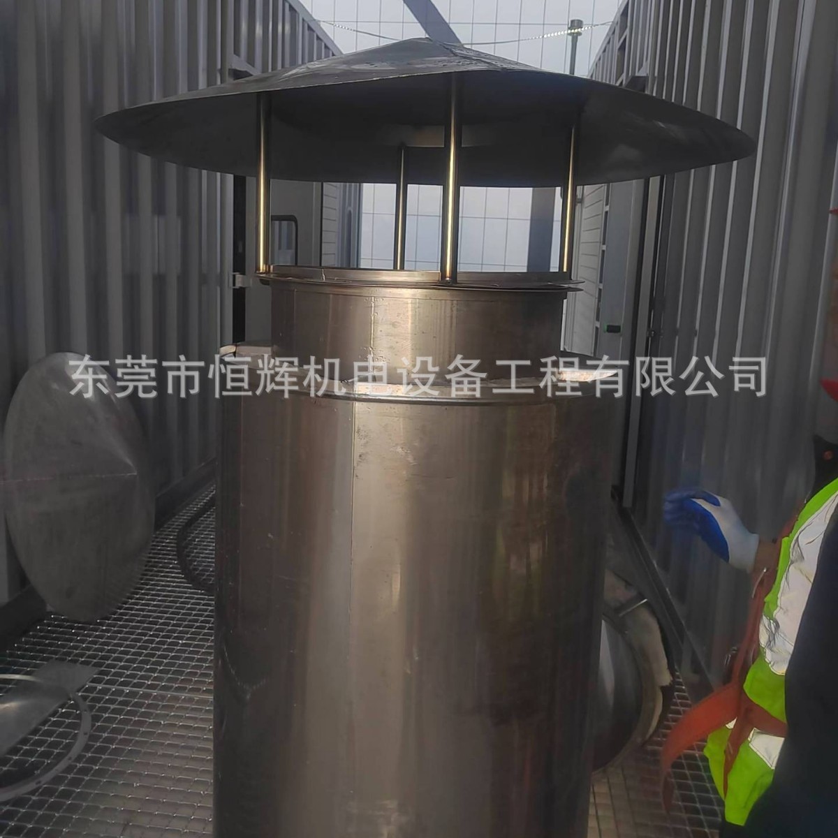 河源发电机房烟管烟囱304不锈板制作中间设伸缩节顶设防雨风帽