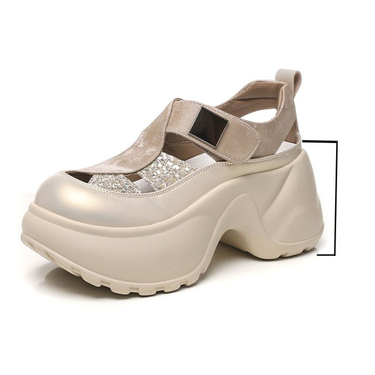 Versátil muffin hueco de fondo grueso aumentó la altura de las zapatillas de cabeza de verano 2026 nueva moda pequeña sandalias para mujeres