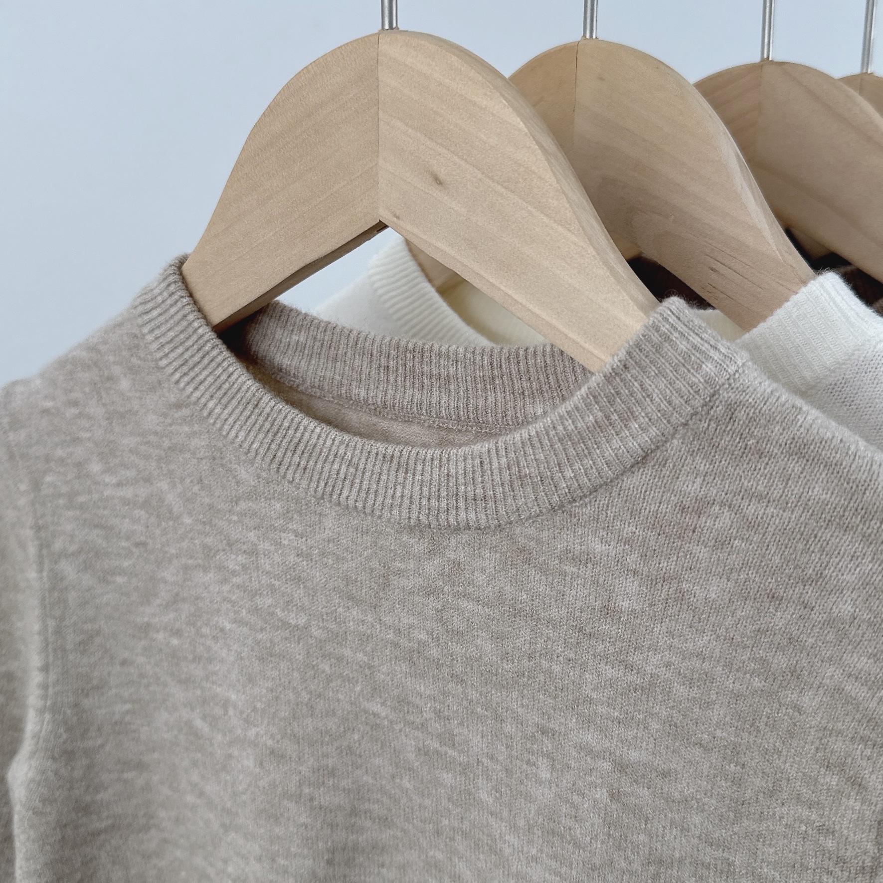 Otoño y invierno nuevo suéter infantil de cuello redondo de punto base suave pegajoso suéter de lana de aire extranjero con chaqueta para bebé