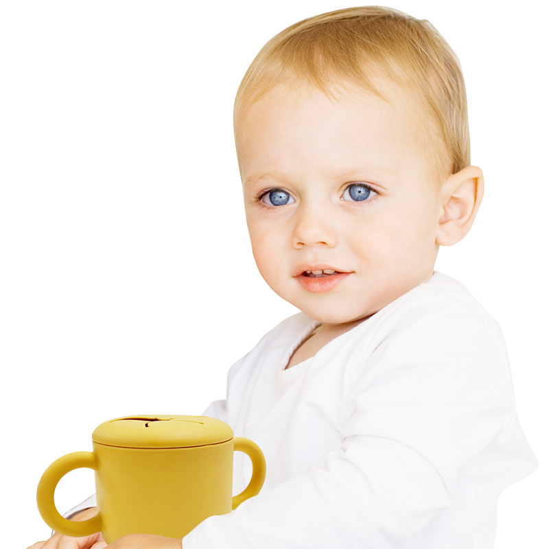 Doble oreja de tipo pétalo abierto de silicona snack taza con mango bebé snack caja creativa beber taza en stock